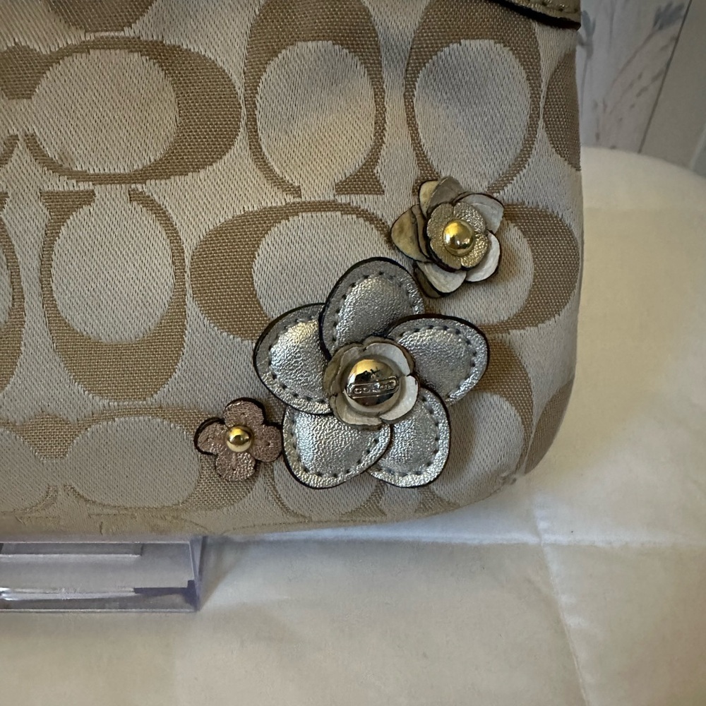 Coach Cream Monogram Wristlet with Floral Appliqué Flowers - Picture 3 of 16